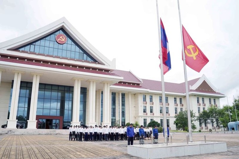 Le drapeau mis en berne au Laos. Photo : VNA.