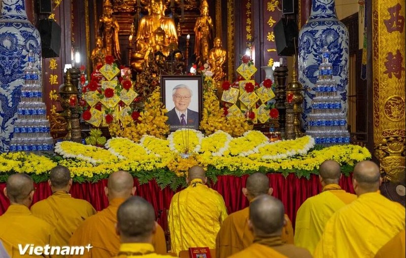 Les moines, nonnes, adeptes et fidèles bouddhistes peuvent rendre hommage au Secrétaire général du Parti, Nguyên Phu Trong. Photo ; VNA.