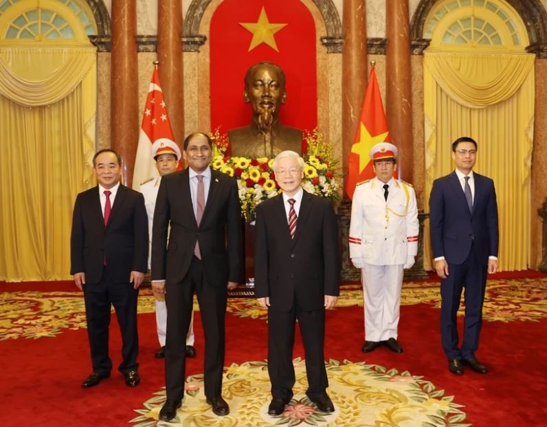 Le Secrétaire général du Comité central du Parti communiste du Vietnam, Nguyên Phu Trong (droite) reçoit l'ambassadeur de Singapour au Vietnam, Jaya Ratnam, venu lui présenter leurs lettres de créance. . Photo: VNA