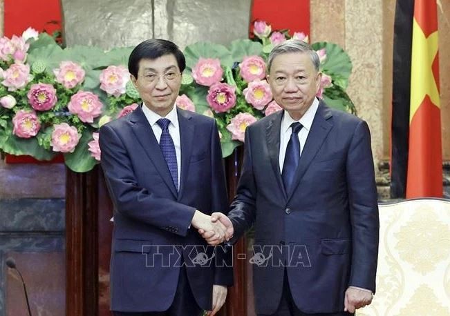 Le président To Lam (droite) reçoit le représentant spécial du dirigeant chinois Xi Jinping, Wang Huning. Photo : VNA.