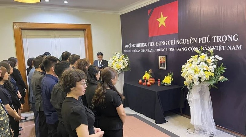 L'ambassade du Vietnam en Indonésie a ouvert le 25 juillet, un registre de condoléances et organisé une cérémonie funéraire du secrétaire général du Comité central du Parti communiste du Vietnam Nguyên Phu Trong. Photo : VNA.