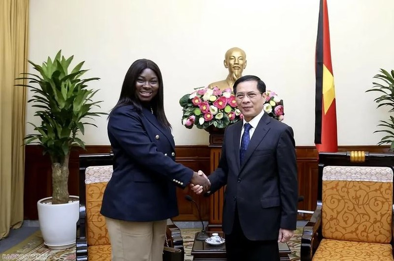 Le ministre des Affaires étrangères Bui Thanh Son et la secrétaire d'État à la Coopération internationale de la Guinée-Bissau Nancy Raisa Cardoso. Photo : baoquocte. 