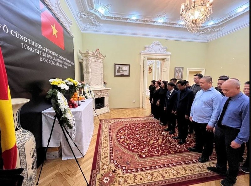 Les Vietnamiens résidant en Roumanie rendent hommage au secrétaire général du Comité central du Parti communiste du Vietnam Nguyên Phu Trong. Photo : VNA.