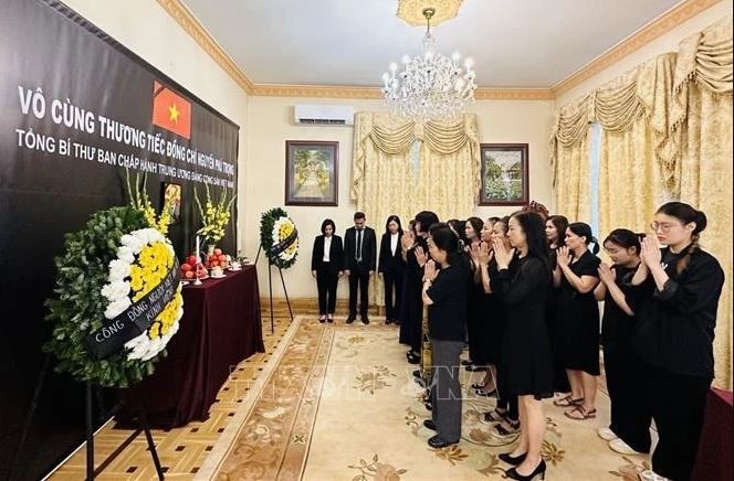 Cérémonie commémorative du secrétaire général du Parti Nguyên Phu Trong en Hongrie. Photo: VNA