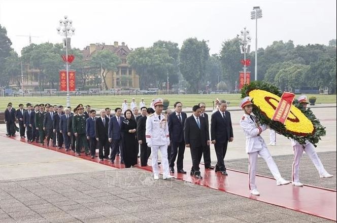 Les dirigeants honorent la mémoire des martyrs et du Président Hô Chi Minh. Photo : VNA.