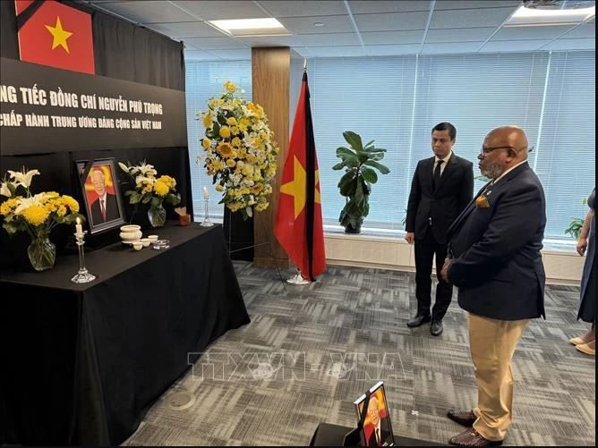 Le président de la 78e Assemblée générale de l’ONU, Dennis Francis, signe le livre de condoléances ouvert à la mission permanente du Vietnam auprès de l’ONU, le 26 juillet. Photo : VNA.