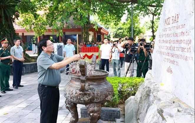 Le Premier ministre Pham Minh Chinh offre de l’encens au site historique national du 27 Juillet, à Thai Nguyên. Photo : VNA.