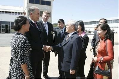 Le président de la Chambre des représentants de Canberra, Wayne Berry, accueille le président de l'Assemblée nationale Nguyen Phu Trong et son épouse à l'aéroport de Canberra, le 11 mars 2008. Photo : Assemblée nationale du Vietnam