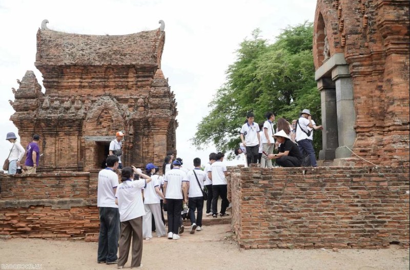 Les jeunes Vietnamiens d'outre-mer visitent la tour Po Klong Garai, une véritable merveille architecturale, dans la ville de Phan Rang - Thap Chàm, de la province de Ninh Thuân (au centre). Photo: baoquocte