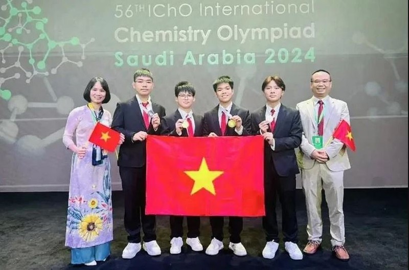 La délégation vietnamienne aux 56es Olympiades internationales de chimie. Photo : ministère vietnamien de l'Éducation et de la Formation.