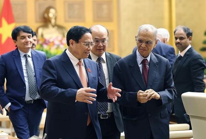 Le Premier ministre Pham Minh Chinh (à gauche) reçoit M. Narayana Murthy, co-fondateur de la société indienne de logiciels Infosys. Photo : VNA.