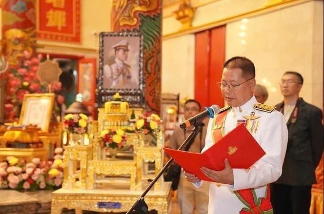 Le directeur du Département des affaires religieuses du ministère thaïlandais de la Culture, Theetat Phimpha, lit les ordinations du roi. Photo : VNA.