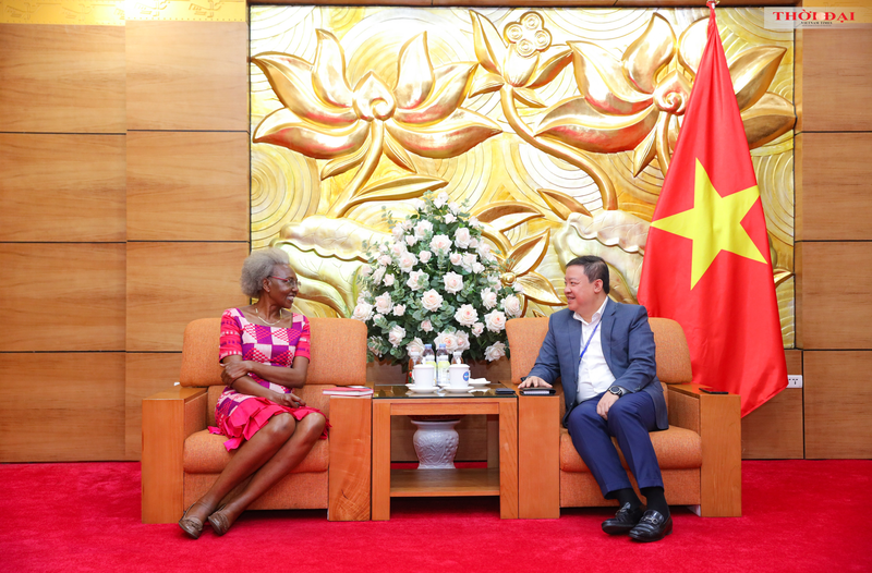 Nguyen Ngoc Hung (à droite), vice-président de l'Union vietnamienne des organisations d'amitié (VUFO) et Hellen Grace Akwii-Wangusa, présidente du conseil d'administration international d'ActionAid. Photo : thoidai