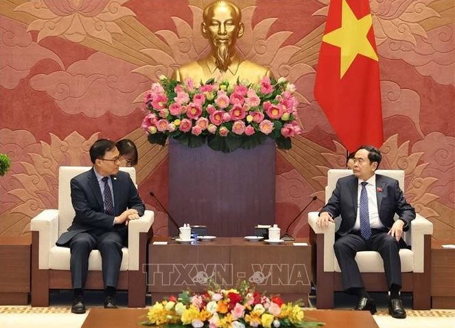 Le président de l'Assemblée nationale, Tran Thanh Man (droite), et l'ambassadeur sud-coréen au Vietnam, Choi Young Sam. Photo : VNA.