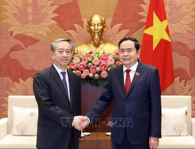 Le président de l'Assemblée nationale, Tran Thanh Man (droite), et l'ambassadeur de Chine au Vietnam, Xiong Bo, le 5 août à Hanoï. Photo : VNA.