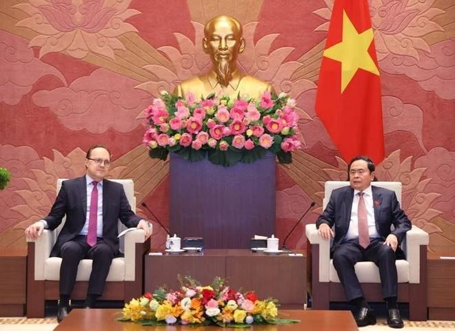 Le président de l'Assemblée nationale (AN), Trân Thanh Mân (droite), reçoit à Hanoi, l'ambassadeur de Russie au Vietnam Gennady Bezdetko. Photo : VNA.