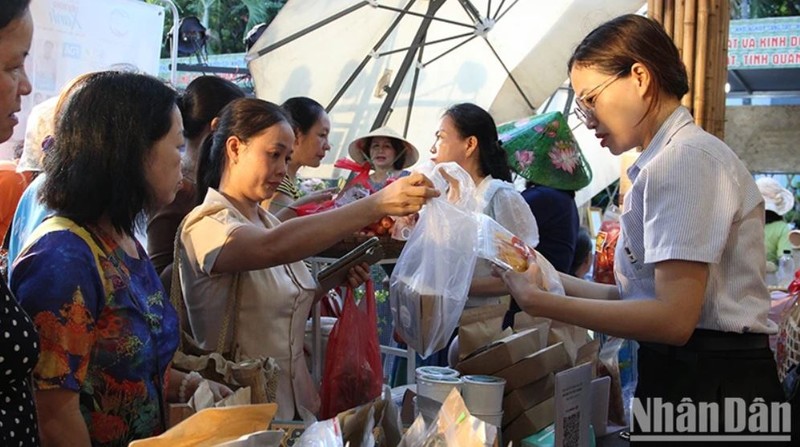 Un stand pour présenter des produits, des startups créatives, des produits OCOP et de nombreux produits typiques des femmes. Photo: NDEL