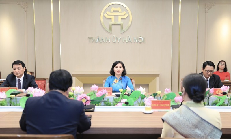 Nguyên Thi Tuyên, membre du Comité central du Parti et secrétaire adjointe du Comité municipal du Parti de Hanoï, préside la cérémonie de bienvenue. Photo: hanoimoi