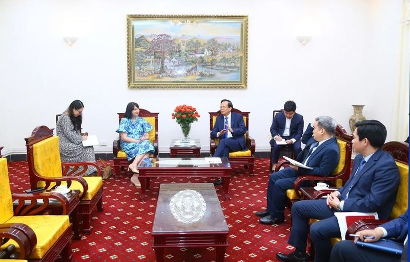 Le ministre du Travail, des Invalides et des Affaires sociales, Dao Ngoc Dung, reçoit mardi l’ambassadrice de Roumanie au Vietnam, Cristina Romila. Photo: VNA