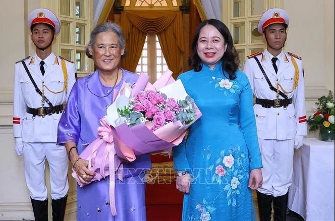 La vice-présidente Vo Thi Anh Xuan (droite) et la princesse thaïlandaise Maha Chakri Sirindhorn, en visite de travail au Vietnam. Photo: VNA