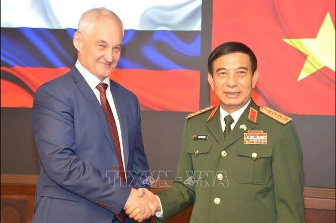 Le ministre vietnamien de la Défense, le général Phan Van Giang (droite) et le ministre de la Défense de Russie Andreï Removitch Beloussov. Photo: VNA