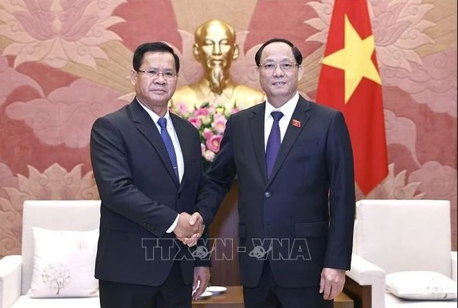 Le général de corps d'armée Tran Quang Phuong, vice-président de l'Assemblée nationale (AN) vietnamienne (droite) et le général de division Vongsack Phanthavong, président de la Commission de la défense et de la sécurité de l'Assemblée nationale lao. Photo : VNA.