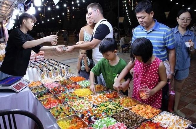 Des touristes dégustent les plats des deux pays. Photo : VNA.