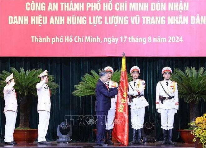 Le secrétaire général du Parti et président Tô Lâm a décerné le titre de Héros des Forces armées populaires à la Police de Hô Chi Minh-Ville. Photo : VNA.