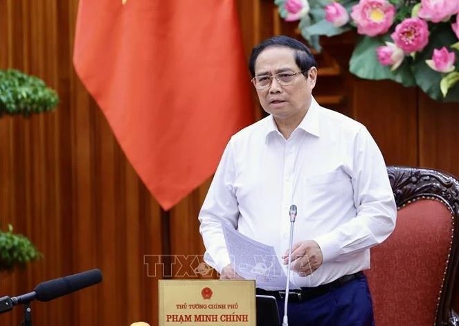 Le Premier ministre Pham Minh Chinh préside la réunion entre la permanence du gouvernement et les représentants des ministères et des secteurs, à Hanoi, le 16 août. Photo : VNA.