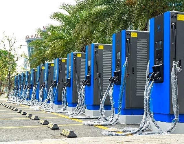 Une station de recharge de VinFast dans le district de Long Bien à Hanoi. (Photo de VinFast)