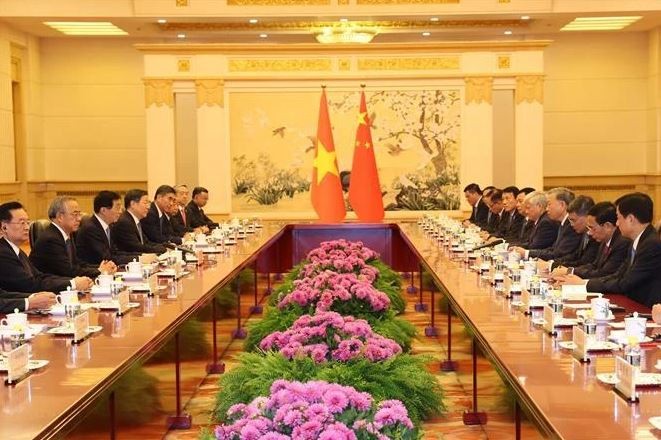 Entrevue entre le secrétaire général du PCV et président vietnamien Tô Lâm et le président de la Conférence consultative politique du peuple chinois, Wang Huning, à Pékin, le 19 août. Photo : VNA.