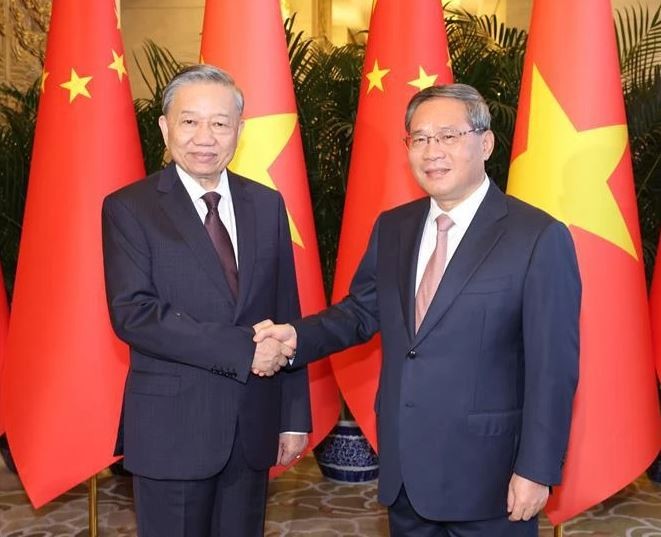 Le secrétaire général du PCV et président vietnamien Tô Lâm (à gauche) et le Premier ministre chinois Li Qiang se serrent la main, à Pékin, le 19 août. Photo : VNA.