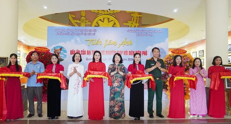 Exposition de photos "Empreintes du général Vo Nguyen Giap à Dien Bien Phu"