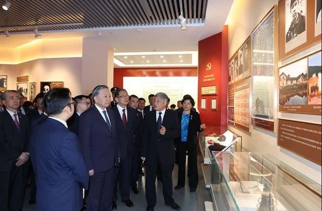 Le dirigeant Tô Lâm visite la salle traditionnelle de l'École centrale du Parti communiste chinois (PCC). Photo : VNA.