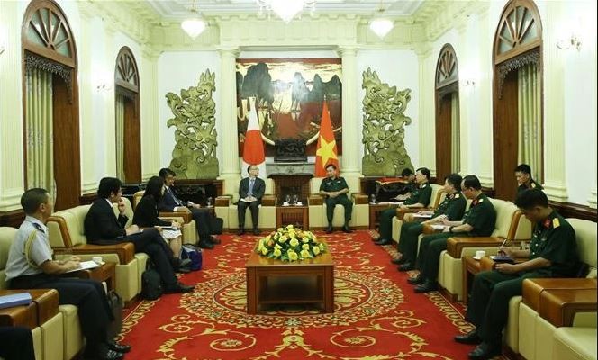 Le général de corps d'armée Hoang Xuan Chien, vice-ministre vietnamien de la Défense, travaille avec le vice-ministre des Affaires étrangères du Japon Funakoshi Takehiro. Photo : VNA.