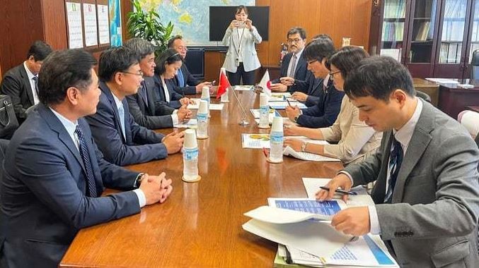 La réunion entre le vice-ministre de l'Agriculture et du Développement rural, Tran Thanh Nam, et le sénateur Maitachi Shoji, vice-ministre de l'Agriculture, des Forêts et de la Pêche du Japon. Photo : VNA.