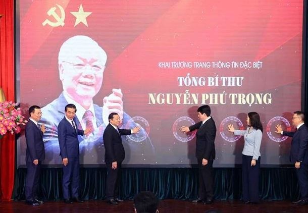 Le membre du Bureau politique Luong Cuong (4e, à partir de la gauche) et les délégués lors de la cérémonie de lancement de la page spéciale sur le secrétaire général du Parti Nguyên Phu Trong, à Hanoi, le 20 août. Photo : VNA.