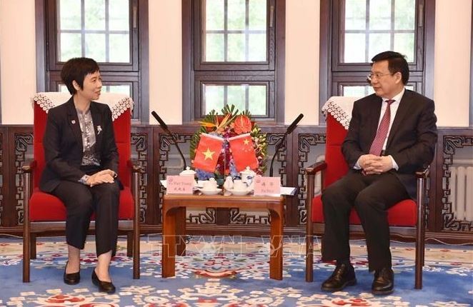 La directrice générale de la VNA, Vu Viet Trang, s'entretient à Pékin avec le président de l'agence de presse Xinhua, Fu Hua. Photo : VNA.