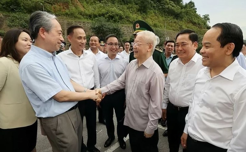 Le secrétaire général Nguyen Phu Trong et l’ambassadeur de Chine au Vietnam, Xiong Ba, visitent la porte frontière internationale de Huu Nghi, en août 2023. Photo : VNA