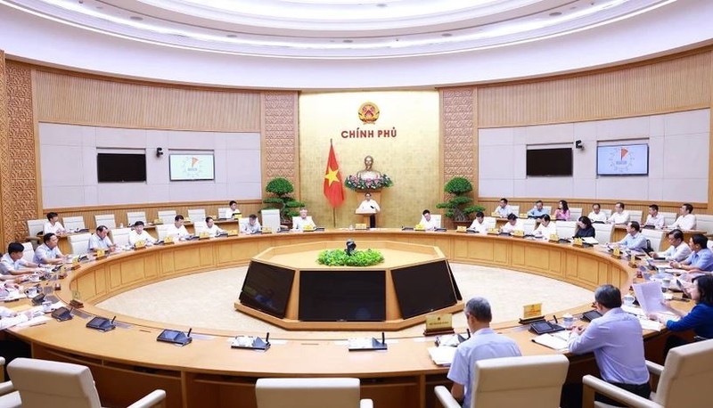 Le Premier ministre Pham Minh Chinh (centre) s’exprime lors de la réunion thématique du gouvernement sur l’élaboration des lois. Photo : VNA.