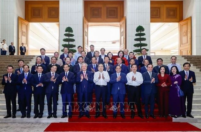 Le Premier ministre Pham Minh Chinh, le président de l'Assemblée nationale Tran Thanh Man et des membres du gouvernement. Photo: VNA