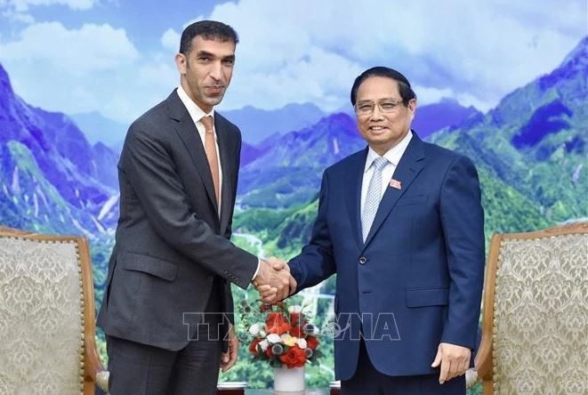 Le Premier ministre Pham Minh Chinh (droite) et le ministre d'État au commerce extérieur des Émirats arabes unis (EAU), Thani bin Ahmed Al Zeyoudi. Photo: VNA