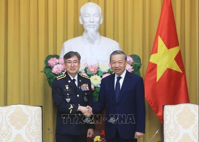 Le secrétaire général du Parti et président vietnamien, To Lam (droite), et Kim Jong-Uk, commissaire général des Garde-côtes sud-coréens. Photo: VNA