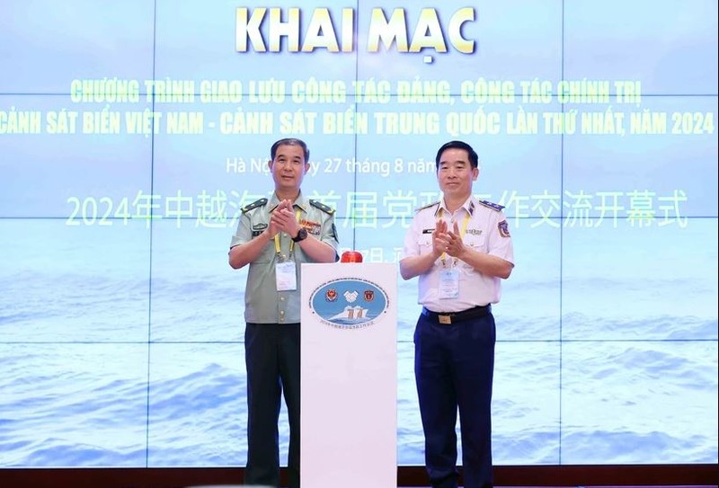 Le général de division Bui Quôc Oai (à droite), commissaire politique de la VCG, et le général de brigade Liu Houjie, commissaire politique adjoint de la CCG, lors de la cérémonie d’ouverture du programme d’échange. Photo : VNA