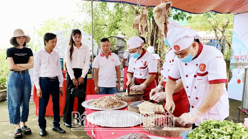 Le village de Vân Cù est le berceau de nombreux artisans célèbres qui préservent et promeuvent le pho. Photo: thoidai