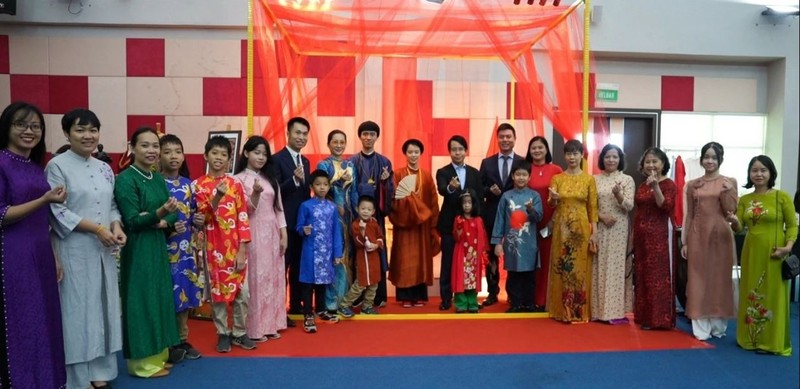 Les représentants de la communauté vietnamienne à l'exposition. Photo: baoquocte