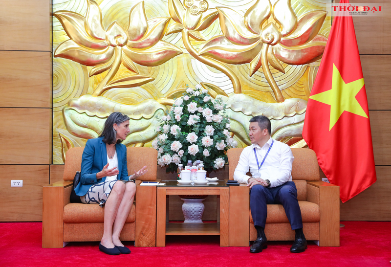 Le président de l’Union vietnamienne des organisations d’amitié (VUFO), Phan Anh Son (à droite), et la représentante résidente du Programme des Nations Unies pour le développement (PNUD) au Vietnam, Ramla Khalidi. Photo: thoidai