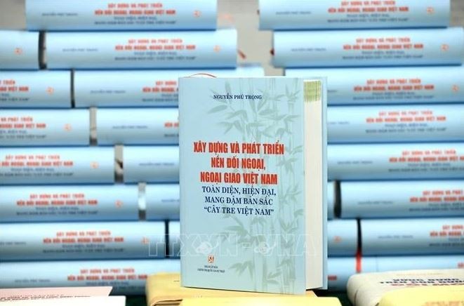 Le livre "Construire et développer une politique étrangère et une diplomatie vietnamiennes globales et modernes, imprégnées de l’identité du bambou vietnamien" du feu secrétaire général du Parti communiste du Vietnam, Nguyên Phu Trong. Photo : VNA