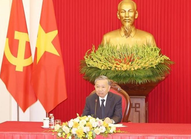 Le secrétaire général du Parti communiste du Vietnam et président de la République Tô Lâm lors de son entretien téléphonique avec le président sud-coréen Yoon Suk Yeol. Photo : VNA.