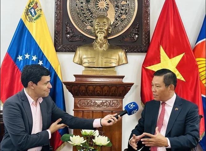 L’ambassadeur Vu Trung My au micro de la chaîne de télévision Venevisión. Photo gracieuté de l’ambassade du Vietnam au Venezuela.